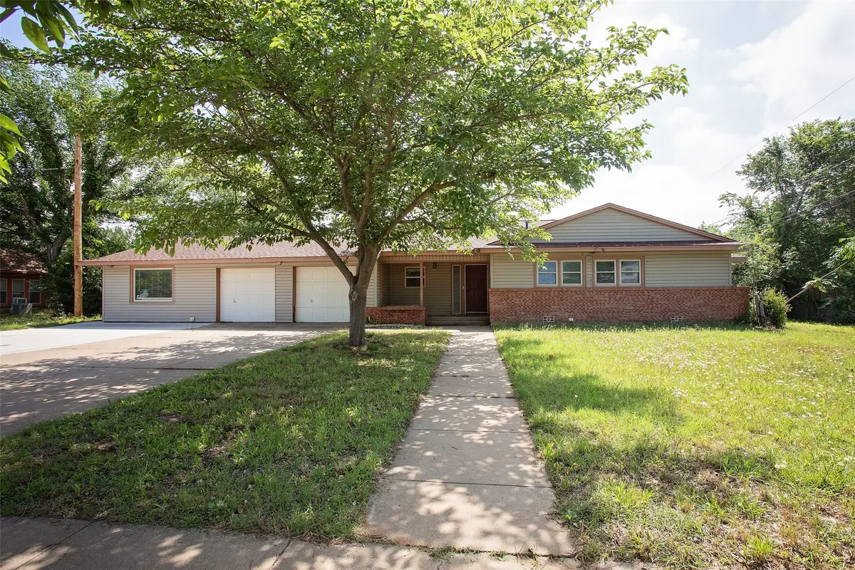 417 Summitt Avenue, Graham, TX 76450 - #1