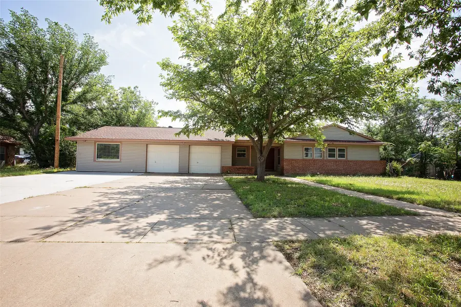 417 Summitt Avenue, Graham, TX 76450 - #2