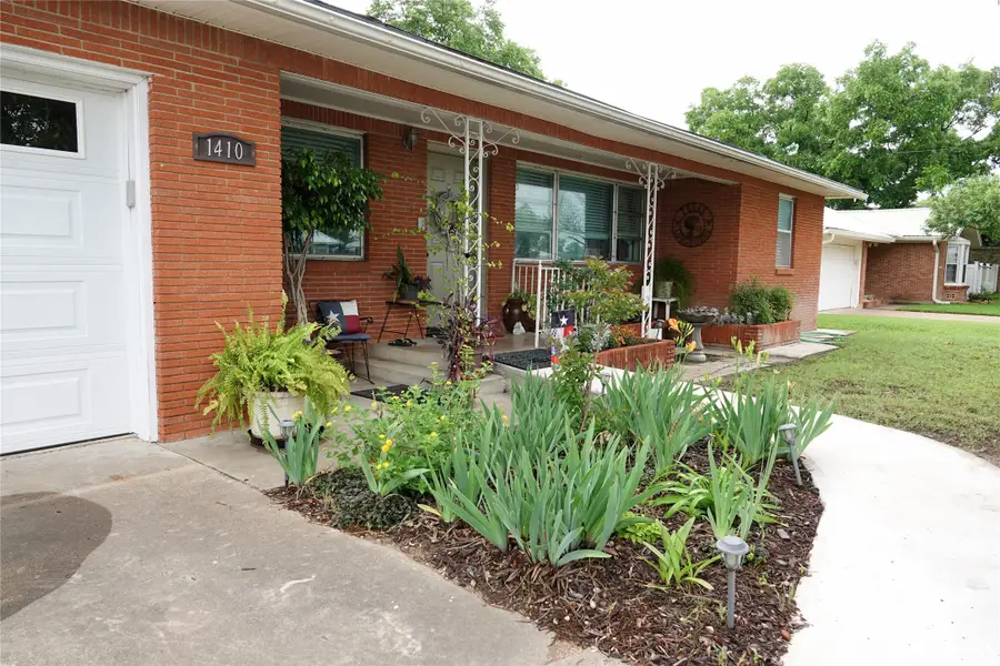 1410 Reynolds Street, Goldthwaite, TX 76844 - #3