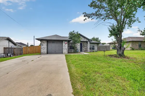 724 Oak Park Drive, Azle, TX 76020