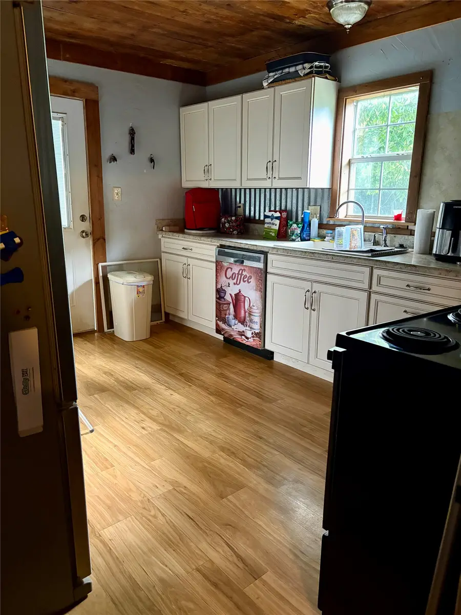 501 W Roosevelt Avenue, Whitney, TX 76692 - #3