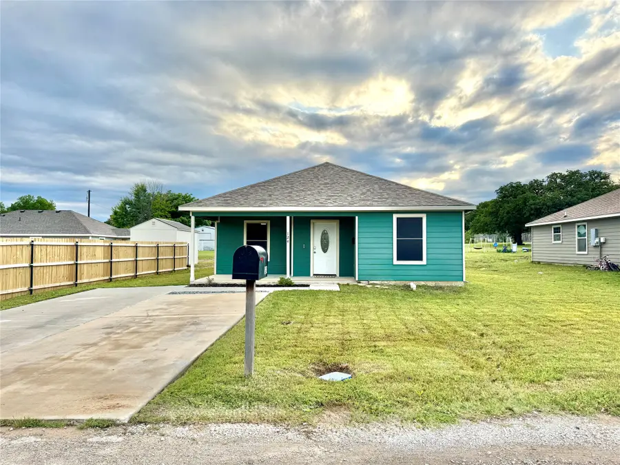 124 Oakwood Street, Chico, TX 76431 - #2