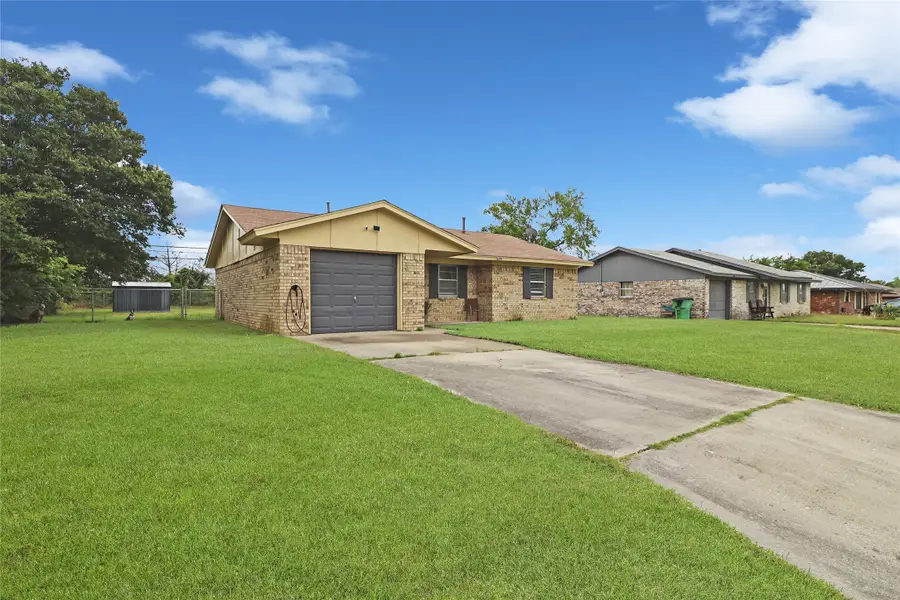 1914 Floral Drive, Gainesville, TX 76240 - #2