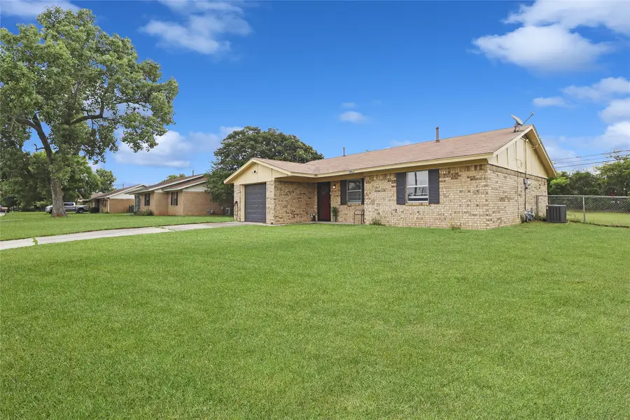 1914 Floral Drive, Gainesville, TX 76240 - #3