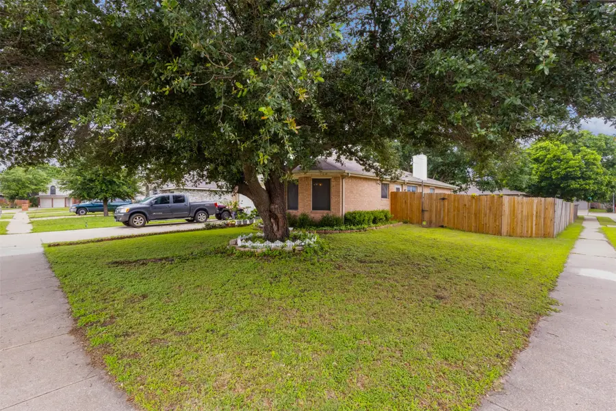300 Comiskey Court, Saginaw, TX 76179 - #2