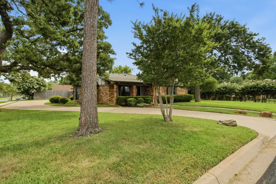 521 W Louella Drive, Hurst, TX 76054 - #2