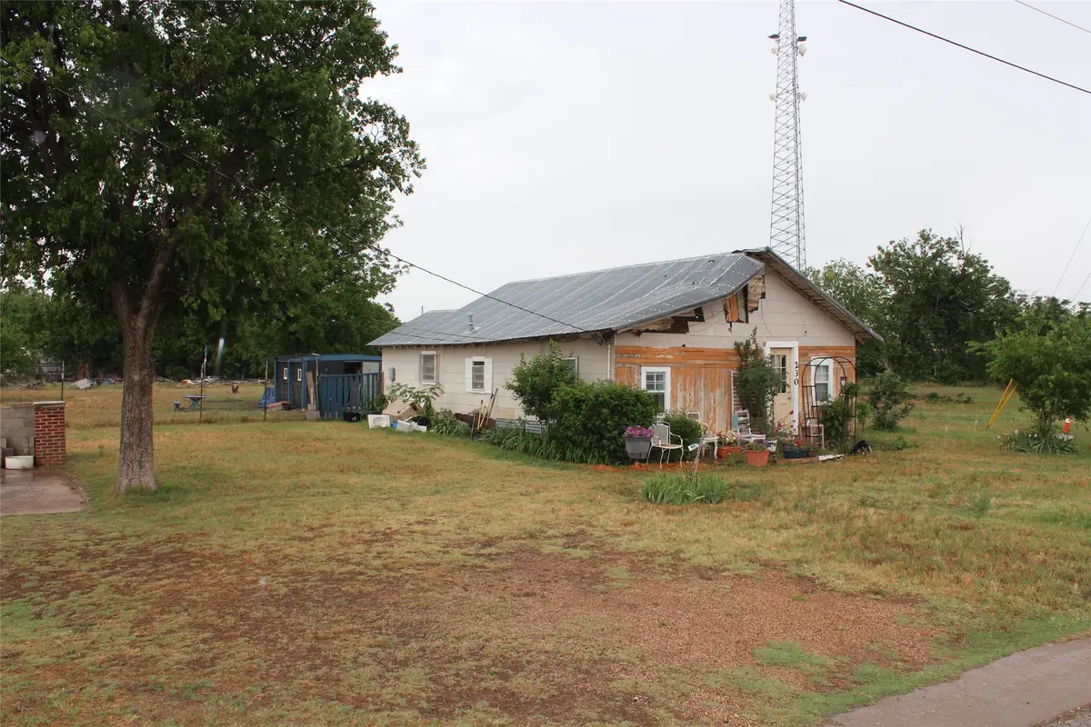 230 N Elm Avenue, Munday, TX 76371 - #1