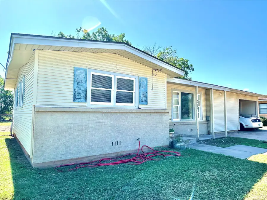 209 Laurel Drive, Winters, TX 79567 - #3