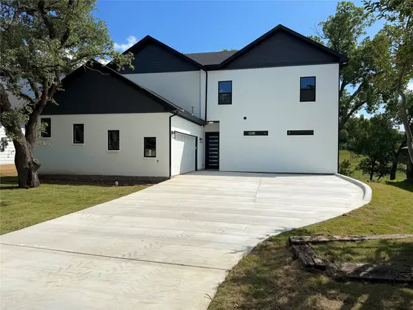 208 Silverleaf Drive, Fort Worth, TX 76112