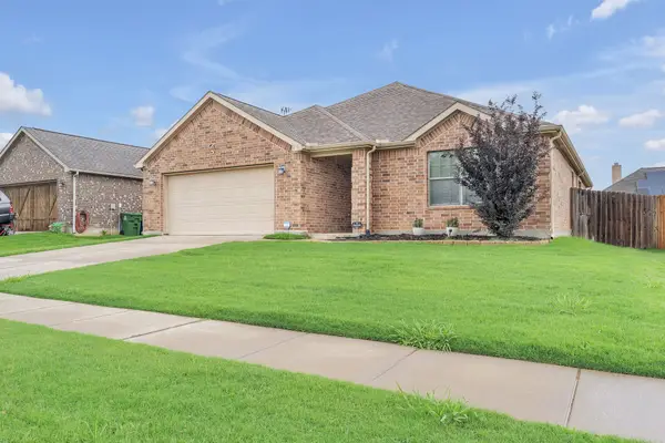 316 Valley Drive, Aubrey, TX 76227
