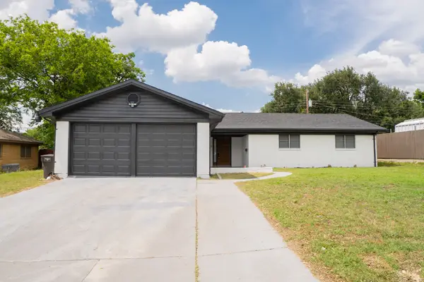 228 Hallbrook Drive, Fort Worth, TX 76134