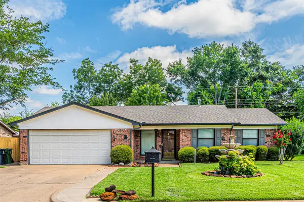 2211 Clover Park Drive, Arlington, TX 76013