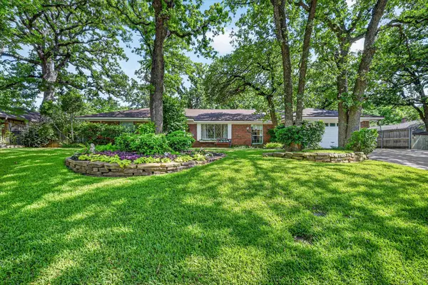 2214 Ravinia Drive, Arlington, TX 76012