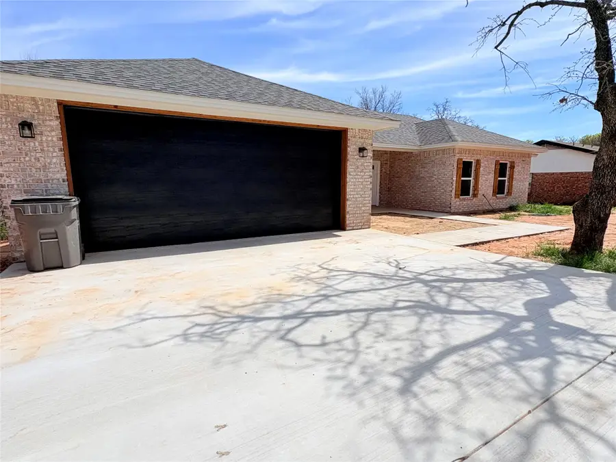 1503 S Rodgers Dr, Graham, TX 76450 - #3