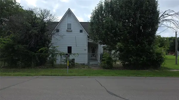 313 N Pearl Street, Trenton, TX 75490
