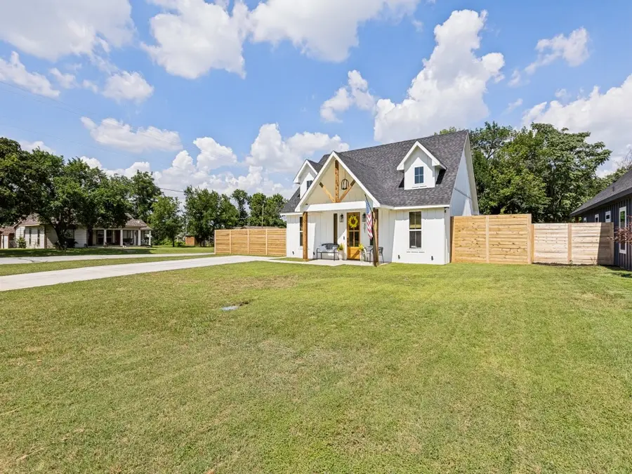 301 S Oak Street, Boyd, TX 76023 - #3