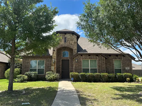 210 Debbie Way, Red Oak, TX 75154