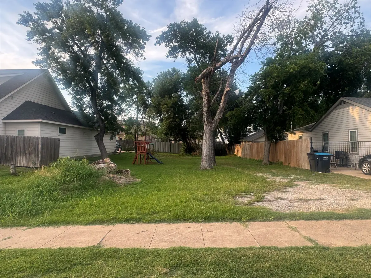 827 E Powell Avenue, Fort Worth, TX 76104 - #1