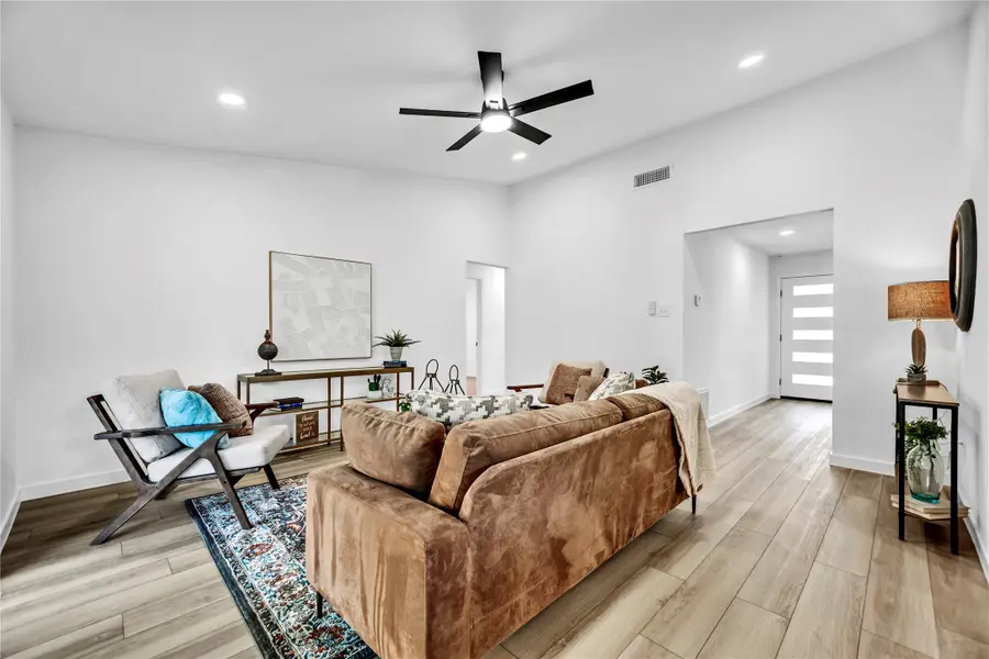 542 Damon Drive, Grand Prairie, TX 75052 - #2