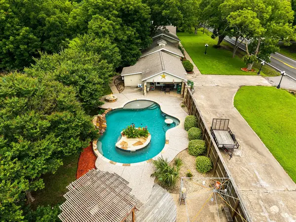 110 W Crockett Street, Wolfe City, TX 75496