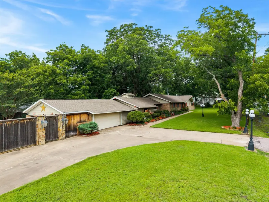 110 W Crockett Street, Wolfe City, TX 75496 - #3