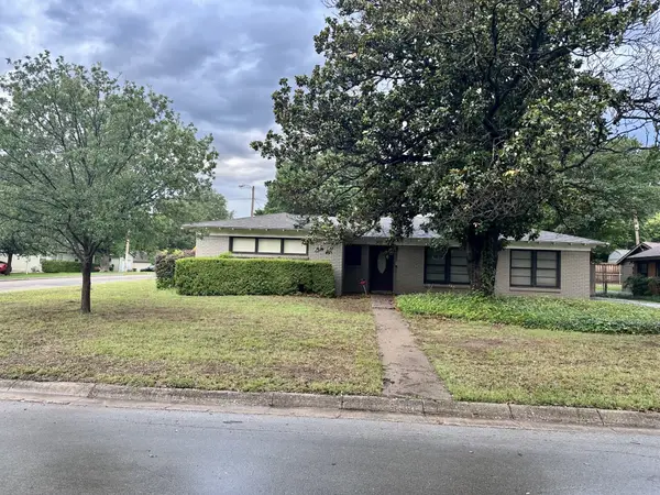 301 Makarwich Court, River Oaks, TX 76114