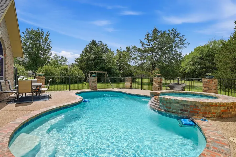 107 Iriquois Drive, Lake Kiowa, TX 76240 - #2