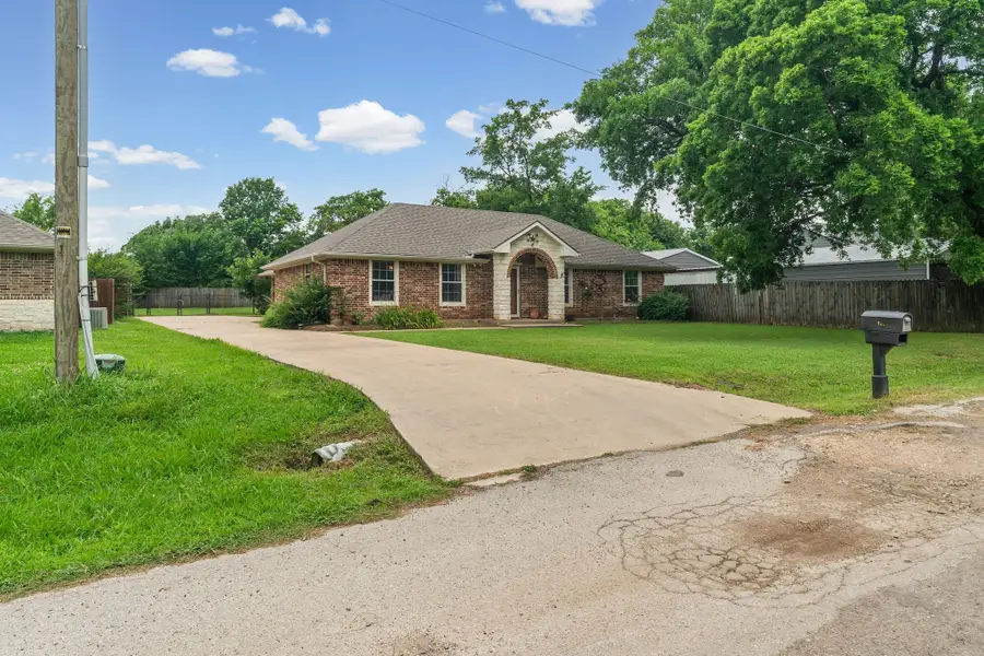 712 S Grand Street, Wolfe City, TX 75496 - #2