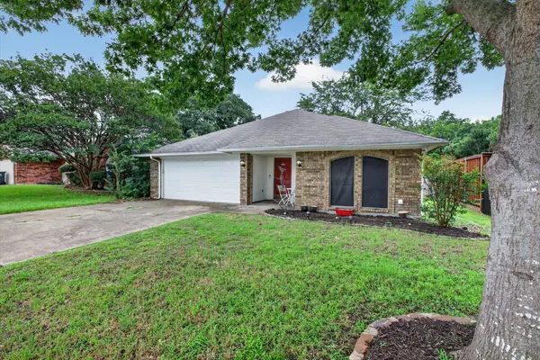 2128 Turf Club Drive, Arlington, TX 76017