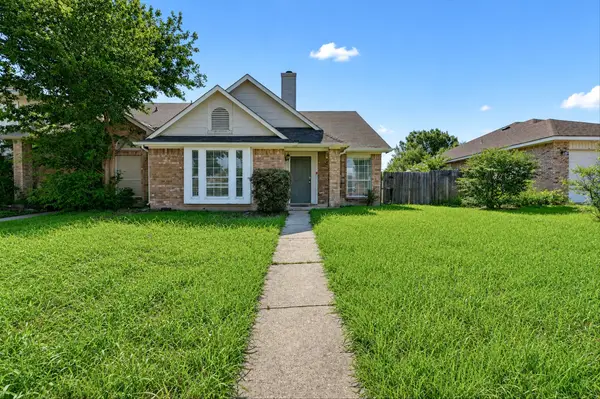 6611 Olivewood Drive, Arlington, TX 76001