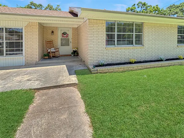 305 S Weatherford Street, Chico, TX 76431