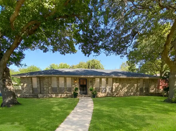 1039 Oak Meadow Lane, DeSoto, TX 75115
