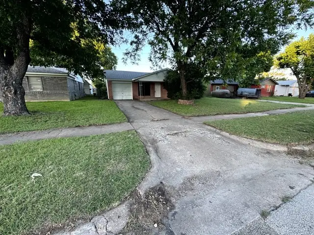 2533 Crestbrook Lane, Grand Prairie, TX 75052 - #2
