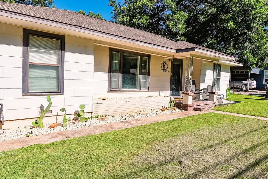 725 S Austin Street, De Leon, TX 76444 - #2