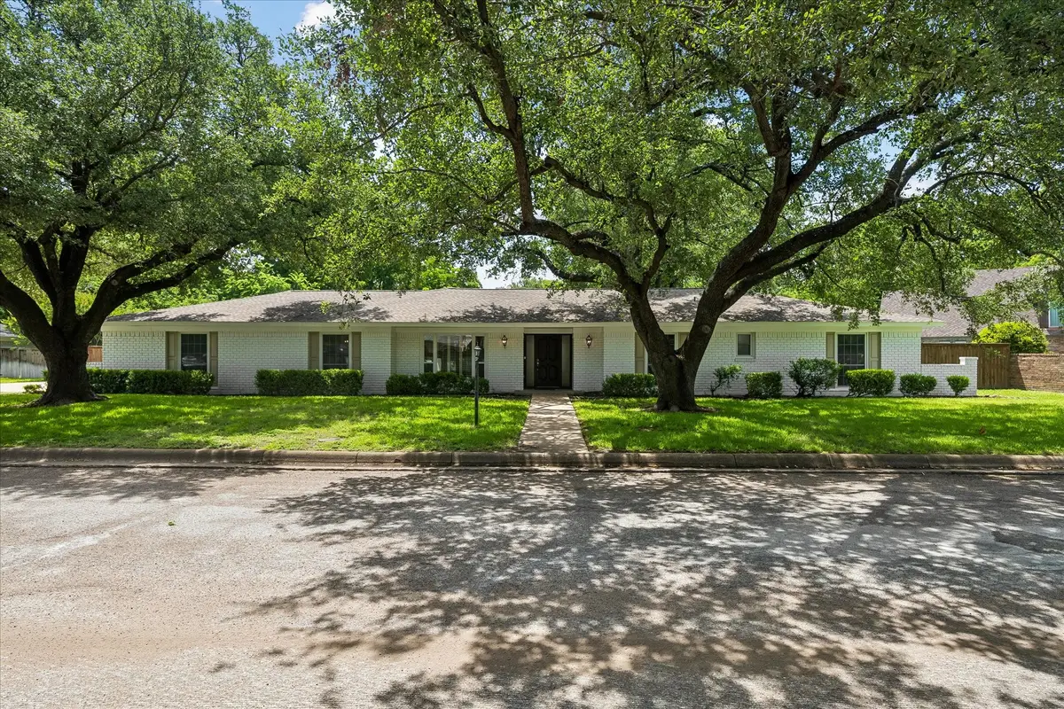 4113 Ridglea Country Club Drive, Fort Worth, TX 76126 - #1