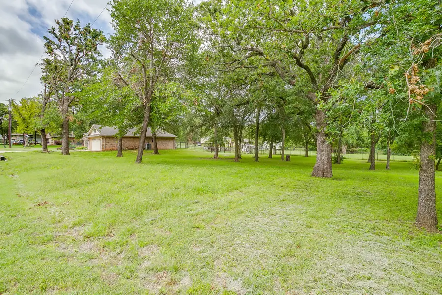 115 Pleasant Oaks Lane, Springtown, TX 76082 - #2