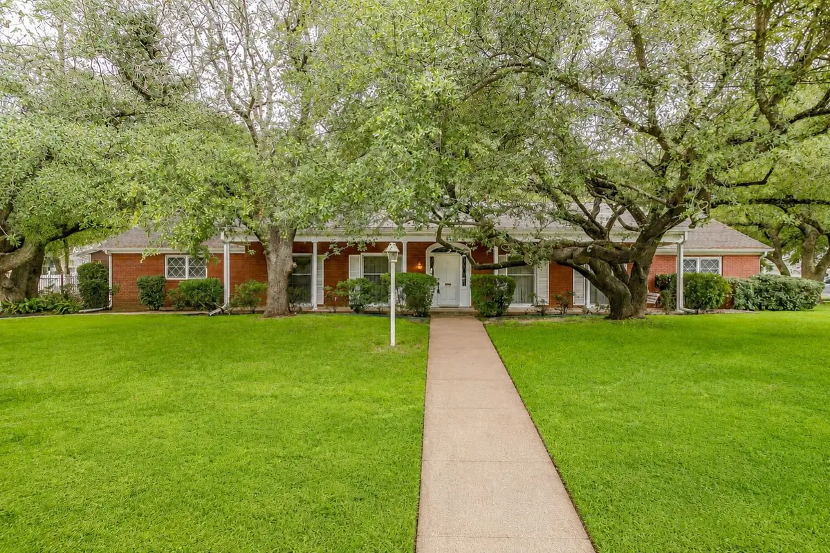 411 S Waco Street, Weatherford, TX 76086 - #1