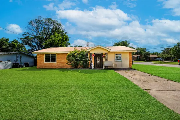 1809 Virginia Place, Cleburne, TX 76033