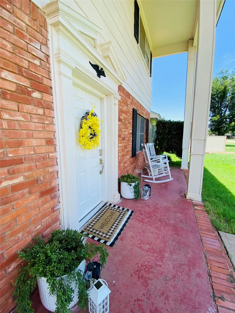 661 S 11th Avenue, Munday, TX 76371 - #2