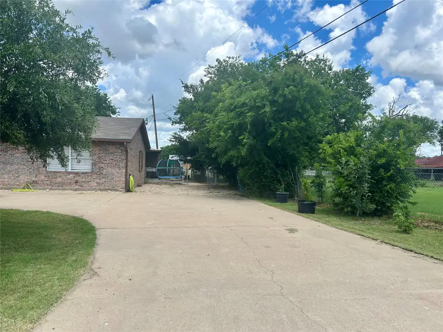 285 N Avenue B, Crawford, TX 76638 - #3