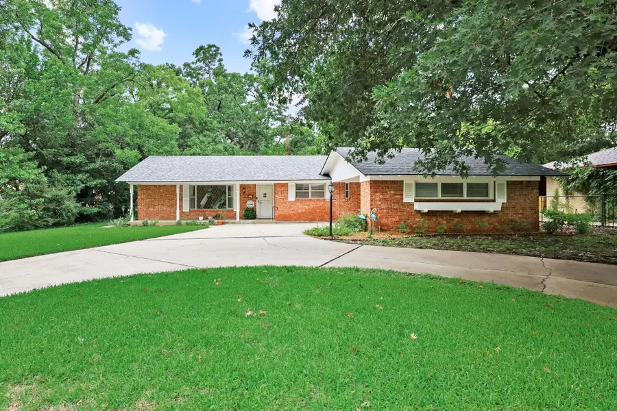 111 W Tennie Street, Gainesville, TX 76240 - #3