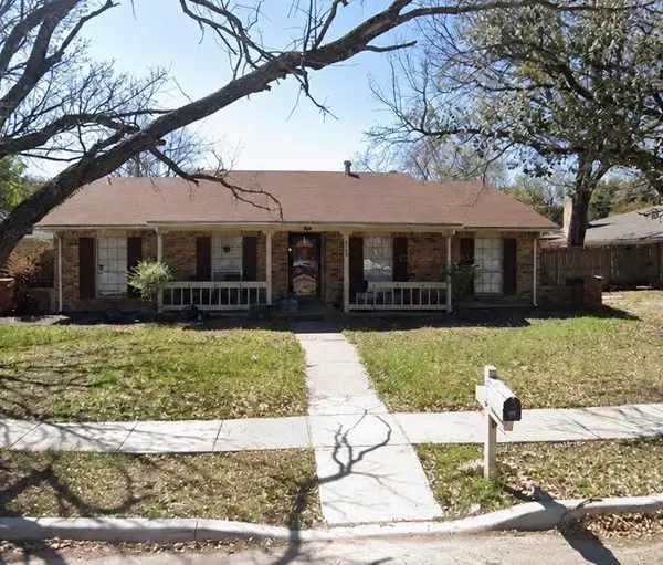 825 Pinoak Drive, Grand Prairie, TX 75052
