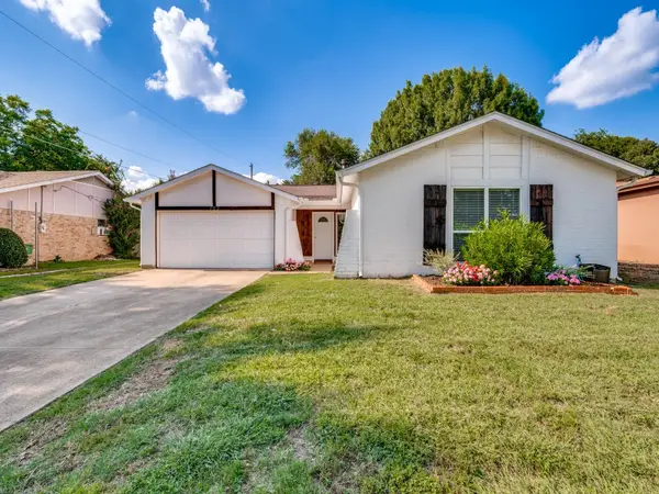 702 Woodcrest Drive, Grand Prairie, TX 75052