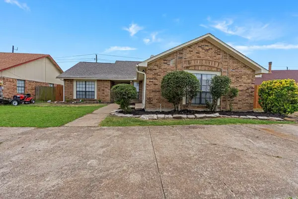 3312 Amberway Drive, Arlington, TX 76014