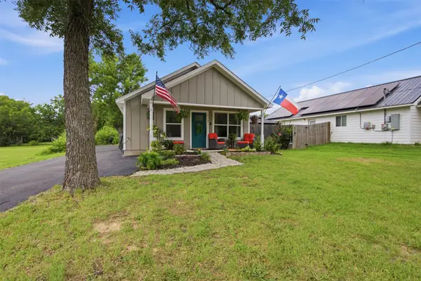 216 E Clay Street, Bowie, TX 76230
