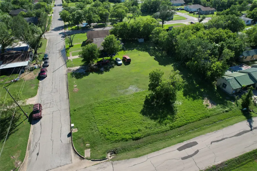 1218 E 12th Avenue, Corsicana, TX 75110 - #2