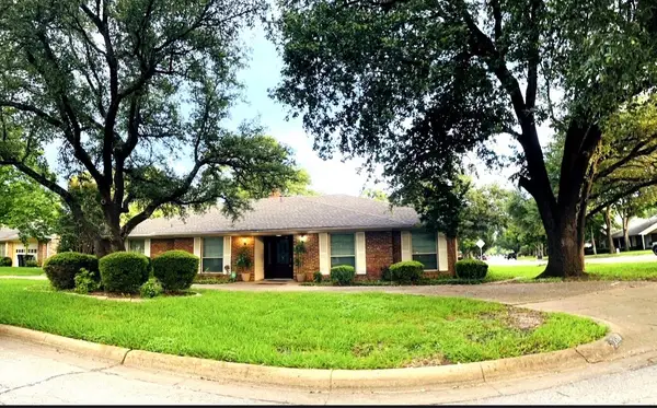 2110 Juanita Drive, Arlington, TX 76013