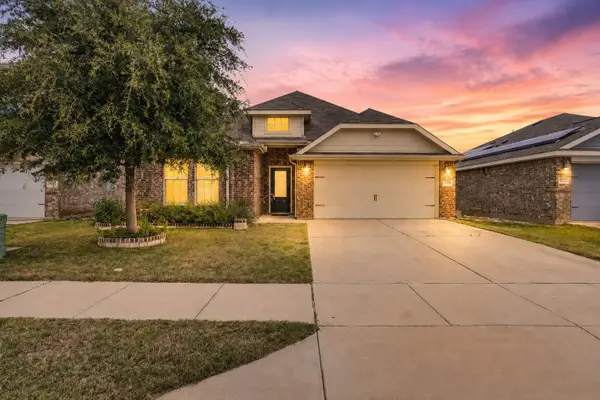 7529 Pleasant Oaks Street, Fort Worth, TX 76120