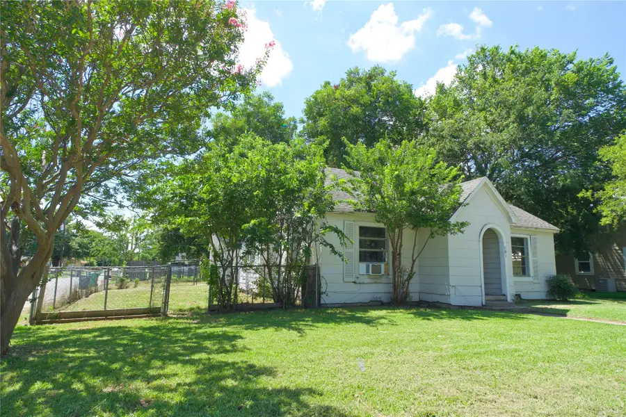 901 N Howeth, Gainesville, TX 76240 - #2