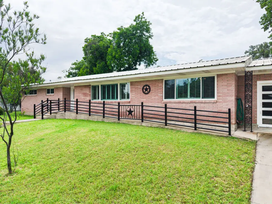 708 W North Avenue, Lampasas, TX 76550 - #2